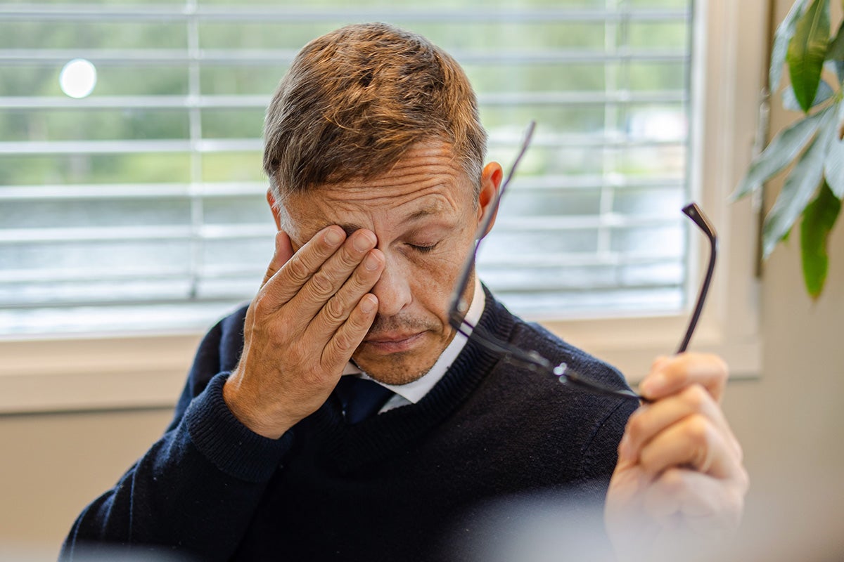 Mann med tørre øyne foran datamaskin